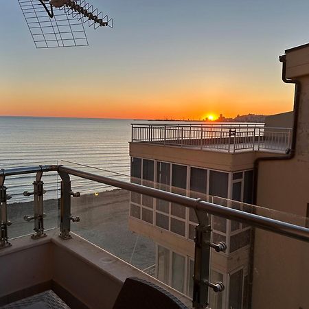 Dyrrah Seaside Apartments Durres Bagian luar foto