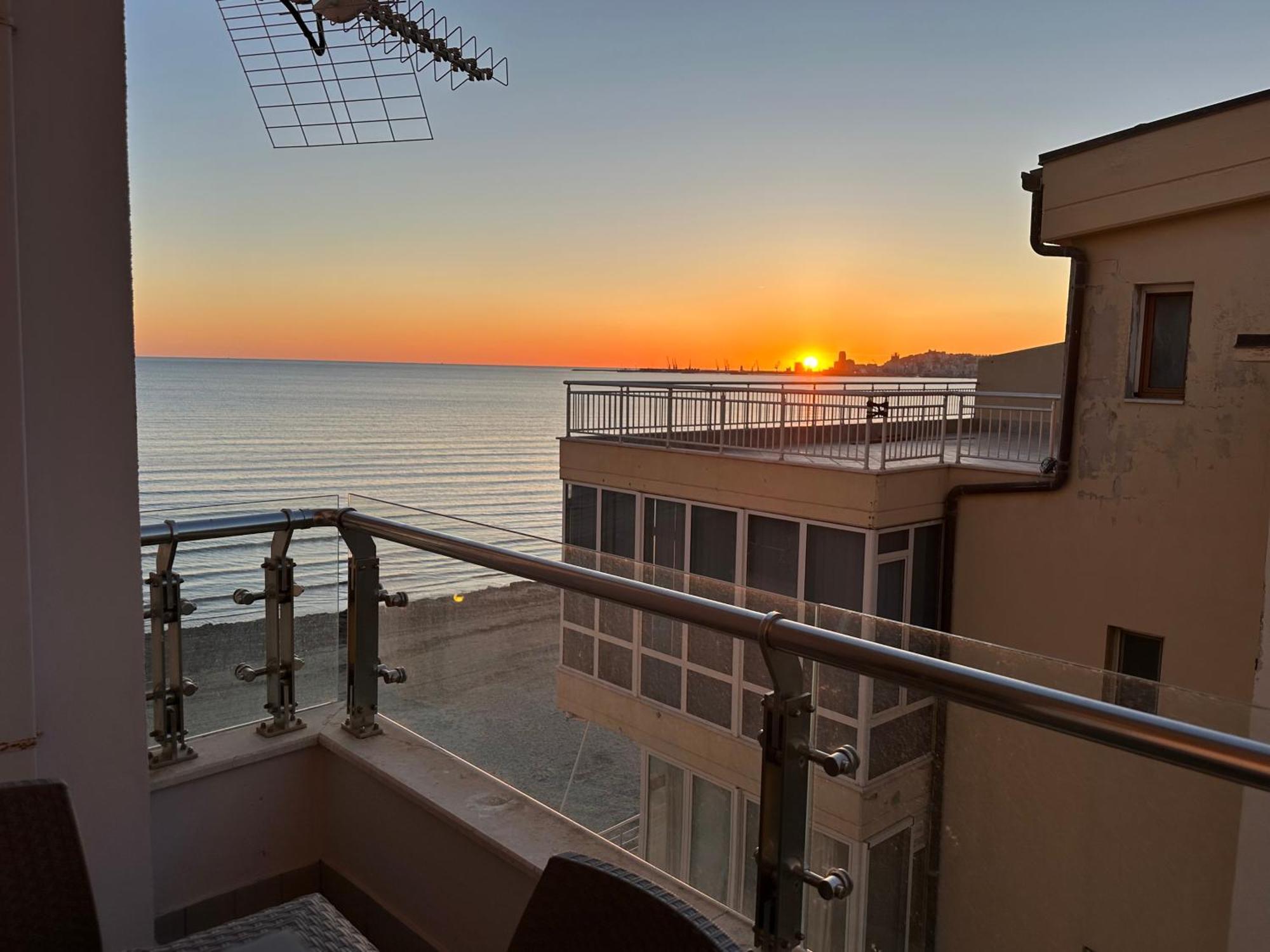 Dyrrah Seaside Apartments Durres Bagian luar foto