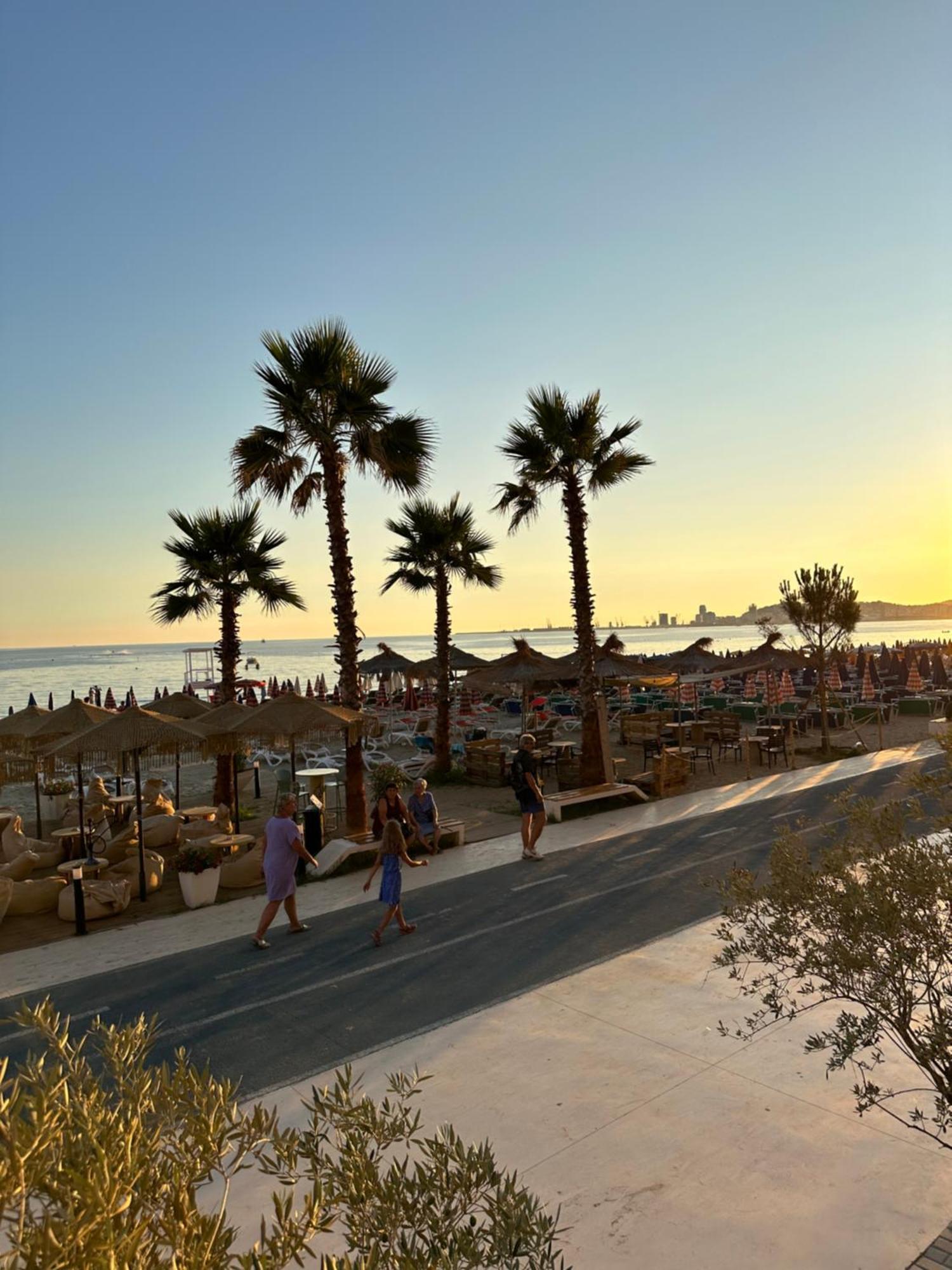 Dyrrah Seaside Apartments Durres Bagian luar foto